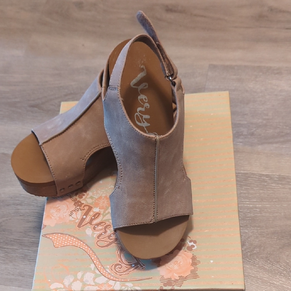 Very G Women's Tan Wedge Sandals
